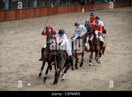 Riders bataille pour la balle à un tournoi de Polo Écoles et universités près de Clevedon, North Somerset UK Banque D'Images