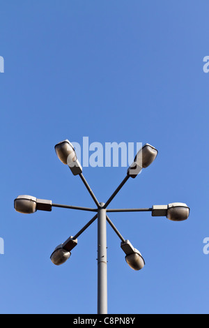 Un vieux lampadaire à Varsovie avec 6 lumières sur elle Banque D'Images
