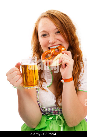 Femme rousse en robe bavaroise avec bière manger bretzel sur fond blanc Banque D'Images