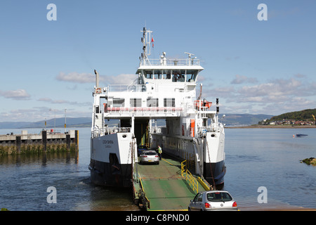 Voitures embarquant un ferry de Calmac dans le port de Largs sur le Firth de Clyde pour se rendre à l'île de Great Cumbrae, Écosse, Royaume-Uni Banque D'Images