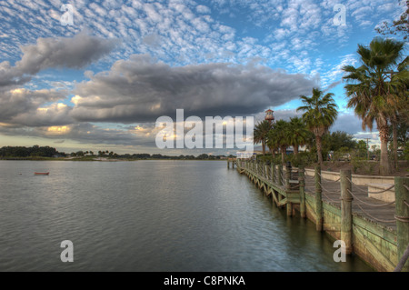 Lake Sumter Landing promenade située dans les villages, en Floride, USA. Une communauté de retraite de golf pour 55 ans et plus. Banque D'Images