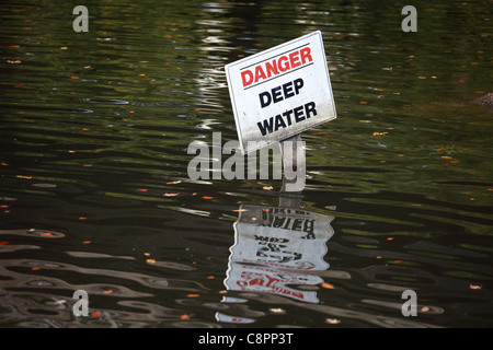 'Danger' de l'eau profond signe dans un étang Banque D'Images
