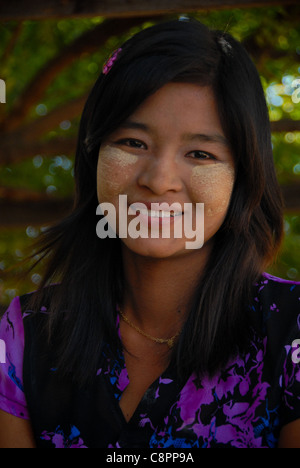 A smiling girl birman avec thanaka, traditionnelle, à Bagan, Myanmar (Birmanie). Banque D'Images