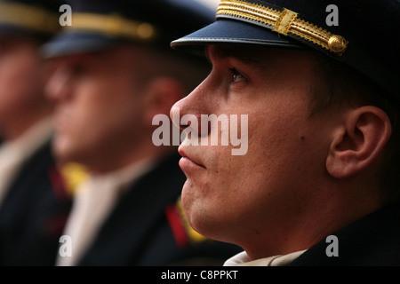 Garde d'honneur militaire tchèque attend que le président américain Barack Obama à l'aéroport Ruzyne de Prague, en République tchèque. Banque D'Images