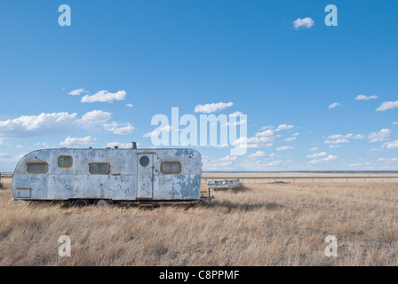 Une remorque vacant a été abandonné pour toujours dans les régions rurales du Nouveau-Mexique. Banque D'Images