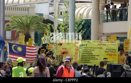 Les manifestants de Malaisie avec des bannières exigeant la réforme électorale à occuper Perth / RCGPC 2011 manifestations. Banque D'Images