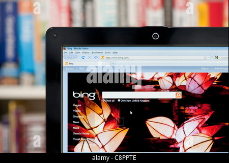 Le site web Bing tourné contre un meuble en arrière-plan (usage éditorial uniquement : -Print, télévision, e-book et le comité éditorial du site). Banque D'Images