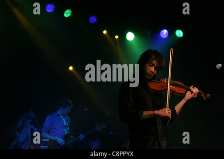 Le chanteur et violoniste norvégien Alexander Rybak, lauréat du Concours Eurovision de la chanson (2009), se produit lors de son concert au Lucerna Music Bar à Prague (République tchèque) le 23 février 2010. Banque D'Images