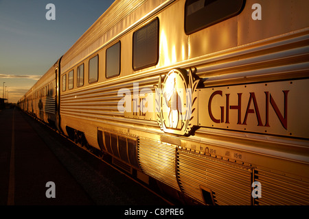 Dernière lumière sur train Ghan, Katherine, Territoire du Nord, Australie Banque D'Images