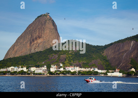 Morro da Urca et de Pao de Acucar (Pain de Sucre) avec un bateau, Rio de Janeiro, Brésil Banque D'Images