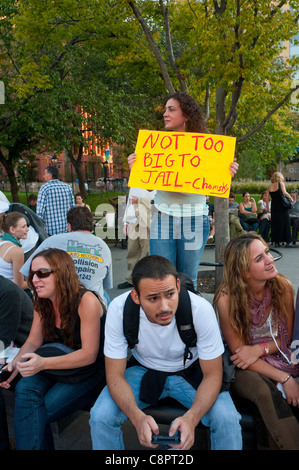 Les manifestants Occupy Wall Street prendre leur Assemblée Générale à Washington Square Park. Banque D'Images