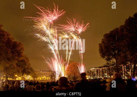 Les Londoniens watch d'artifice organisé par l'Association des résidents locaux, le 30 octobre 2011. Arundel Square, Islington, Londres, Angleterre, Royaume-Uni. Banque D'Images