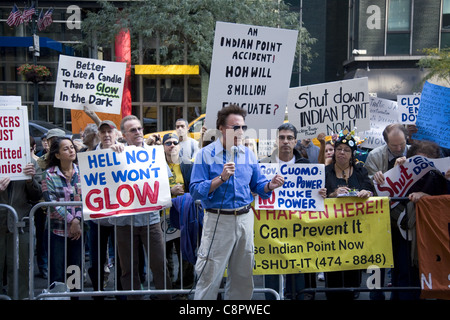 Rallye, en face de NY Gov. Andrew Cuomo, le bureau de New York de fermer la centrale nucléaire d'Indian Point. Le Dr Gary Null parlant Banque D'Images