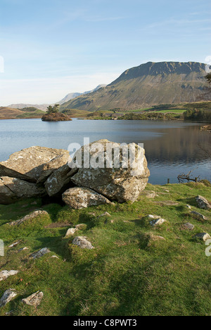 La Grande-Bretagne, pays de Galles, Llynau Cregennan Cregennan (lacs), les rochers sur la rive du lac, près de Dolgellau Banque D'Images