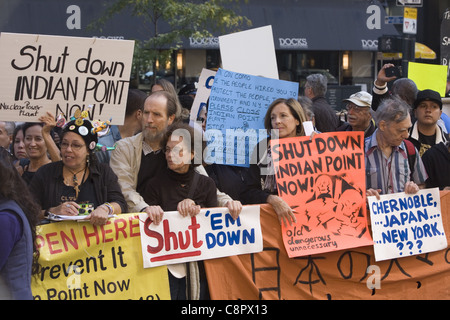 Rallye, en face de NY Gov. Andrew Cuomo, le bureau de New York de fermer la centrale nucléaire d'Indian Point. Banque D'Images
