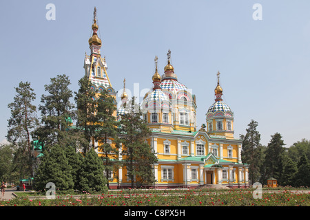 La Cathédrale de l'Ascension aussi connu sous le nom de Cathédrale Zenkov,est une cathédrale orthodoxe russe situé dans le parc Panfilov à Almaty Banque D'Images