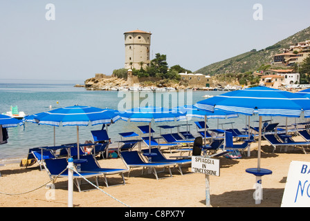 L'Italie, Isola del Giglio Giglio Campese, plage de Medici avec tour à distance Banque D'Images