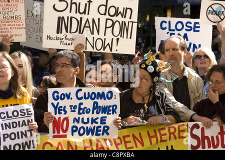 Rallye, en face de NY Gov. Andrew Cuomo, le bureau de New York de fermer la centrale nucléaire d'Indian Point. Banque D'Images