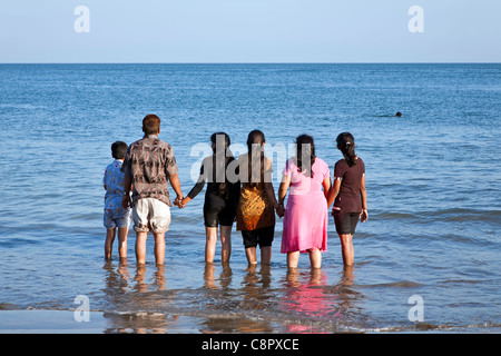 La famille indienne en contemplant la mer. Plage de Nagoya. L'île de Diu. L'Inde Banque D'Images