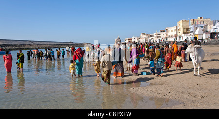 Pèlerins hindous prendre une immersion sainte. Dwarka. Le Gujarat. L'Inde Banque D'Images