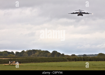 Un RAF C-17A Globemaster atterrit à Brize Norton, Oxfordshire, en amont de la cérémonie de rapatriement pour le Sergent Barry Weston. Banque D'Images