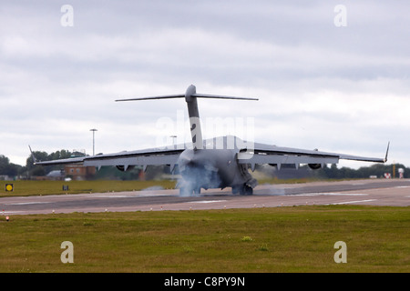 Un RAF C-17A Globemaster atterrit à Brize Norton, Oxfordshire, en amont de la cérémonie de rapatriement pour le Sergent Barry Weston. Banque D'Images