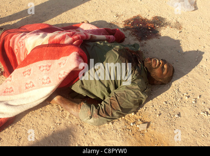 La brigade Khamis mort fighter près du quartier général de brigade Khamis en route vers Tripoli Banque D'Images