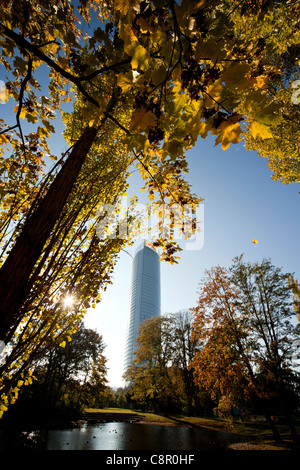 L'automne à la Rheinaue, un parc de loisirs sur les berges du Rhin et La Post Tower de Bonn, Rhénanie du Nord-Westphalie, Allemagne Banque D'Images