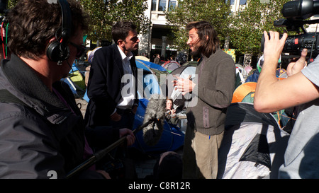 Le journaliste de la BBC Justin Rowlatt a interviewé un activiste Occupy London À l'extérieur de la cathédrale Saint-Paul, dans le centre de Londres, le 19 octobre 2011 KATHY DEWITT Banque D'Images