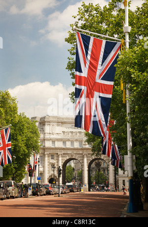 Le Mall, Londres, UK bordée de drapeaux Union Jack menant à l'Admiralty Arch. Banque D'Images