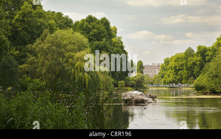 Le parc de St James Lake avec vue sur le palais de Buckingham à l'horizon. Banque D'Images