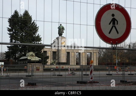 Les travaux de la route en face de la guerre soviétique Monument au Tiergarten près du Palais du Reichstag à Berlin, Allemagne. Banque D'Images