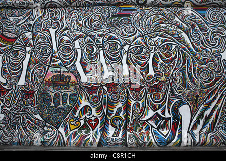 Mur de Berlin East Side Gallery à Berlin, Allemagne. Banque D'Images