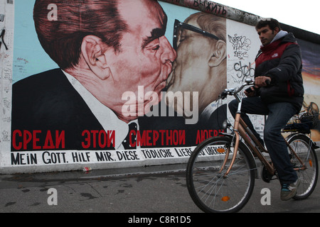 Leonid Brejnev et Erich Honecker's kiss sur la photo du mur de Berlin East Side Gallery à Berlin, Allemagne. Banque D'Images