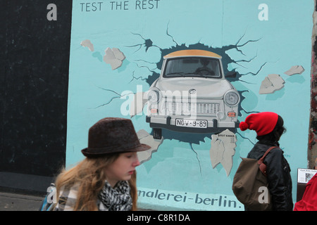 Trabant briser le mur sur la photo du mur de Berlin East Side Gallery à Berlin, Allemagne. Banque D'Images