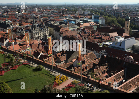 Vue aérienne du centre historique de Graz à partir de la Grazer Schlossberg à Graz, en Autriche. Banque D'Images