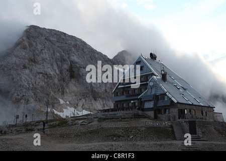 Triglavski dom mountain hut (2 515 m) au pied du Mont Triglav (2 864 m) dans les Alpes Juliennes, en Slovénie. Banque D'Images