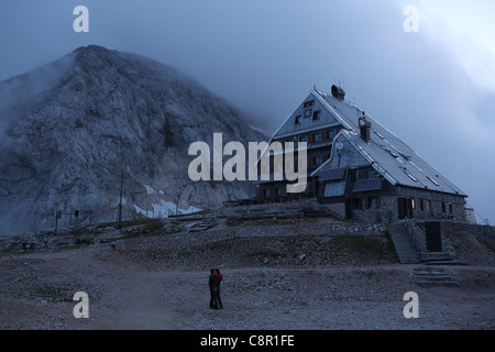 Triglavski dom mountain hut (2 515 m) au pied du Mont Triglav (2 864 m) dans les Alpes Juliennes, en Slovénie. Banque D'Images