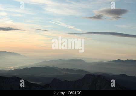 Le lever du soleil sur les Alpes Juliennes dans le parc national du Triglav, en Slovénie. Vue depuis le pic Kredarica (2 541 m). Banque D'Images