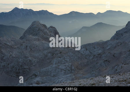 Le lever du soleil sur les Alpes Juliennes dans le parc national du Triglav, en Slovénie. Vue depuis le pic Kredarica (2 541 m). Banque D'Images