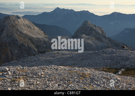 Le lever du soleil sur les Alpes Juliennes dans le parc national du Triglav, en Slovénie. Vue depuis le pic Kredarica (2 541 m). Banque D'Images