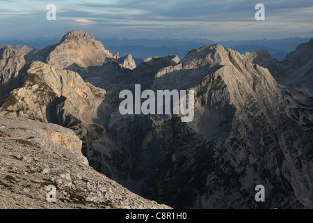 Le lever du soleil sur la vallée, dans les Alpes Juliennes dans le parc national du Triglav, en Slovénie. Vue depuis le pic Kredarica (2 541 m). Banque D'Images