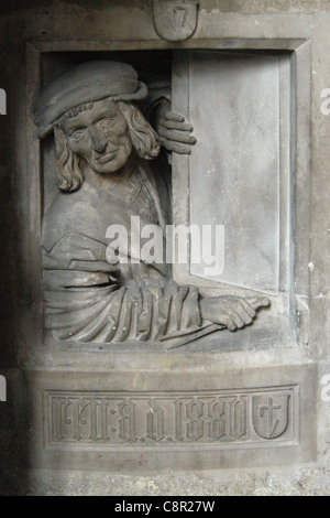 L'auto-portrait du sculpteur inconnu sous l'escalier de la chaire gothique à St Stephen's Cathedral à Vienne, Autriche. Banque D'Images