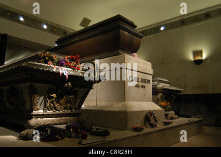 Des sarcophages de l'Impératrice Elisabeth d'Autriche, connu sous le nom de Sissi (1837 - 1898), l'empereur François-Joseph I d'Autriche (1830 - 1916) et leur fils le prince héritier Rodolphe d'Autriche (1858 - 1889) sur la photo de gauche à droite dans la Crypte impériale (Kaisergruft) à Vienne, Autriche. Banque D'Images