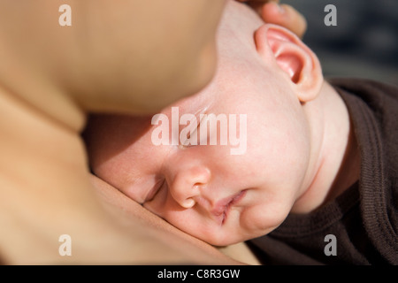 Close-up of Baby Sleeping in mother's Arms de Brevard, North Carolina, États-Unis Banque D'Images