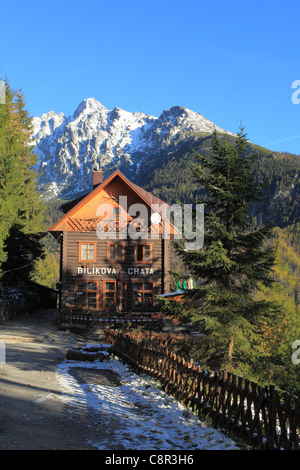 Vue sur la montagne - chalet Bilikova chata avec le Lomnicky Stit dans l'arrière-plan, Hautes Tatras, en Slovaquie. Banque D'Images