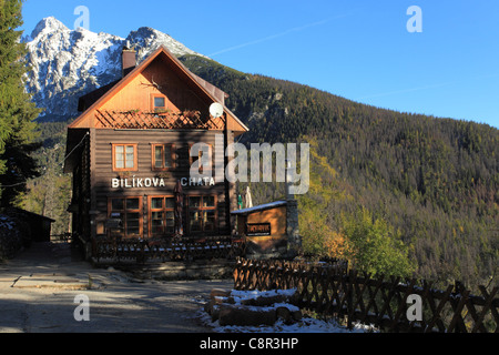 Vue sur la montagne - chalet Bilikova chata avec le Lomnicky Stit dans l'arrière-plan, Hautes Tatras, en Slovaquie. Banque D'Images