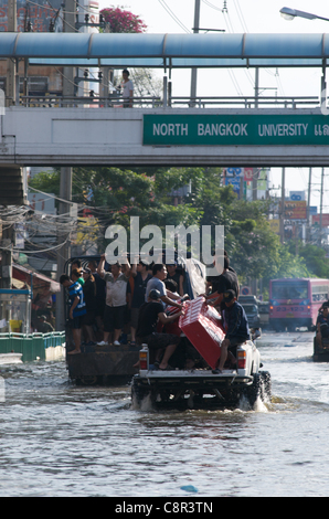 Les réfugiés fuient thaïlandais inondation sur Phahon Yothin Road, Bangkok, Thaïlande le Lundi, Octobre 31st, 2011. La Thaïlande connaît ses pires inondations en plus de 50 ans. © Kraig Lieb Banque D'Images