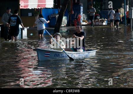 Les habitants de Bangkok, canotage pédalo à travers l'eau d'inondation sur Phahon Yothin Road, Bangkok, Thaïlande, Asie du Sud est le Lundi, Octobre 31st, 2011. La Thaïlande connaît ses pires inondations en plus de 50 ans. crédit : Kraig Lieb Banque D'Images