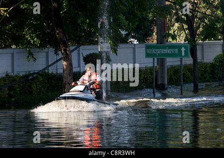 Lecteurs résidents Bangkok Jet Ski à travers l'eau d'inondation sur Phahon Yothin Road, Bangkok, Thaïlande le Lundi, Octobre 31st, 2011. La Thaïlande connaît ses pires inondations en plus de 50 ans. © Kraig Lieb Banque D'Images